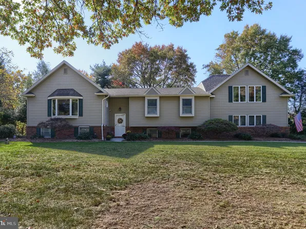 17 Harrogate Dr, Hummelstown, PA 17036