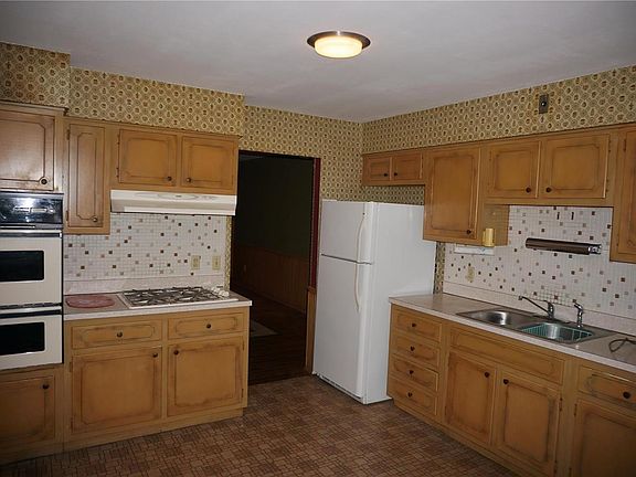 Lots of cabinets in the spacious kitchen. Gas stove top and wall ovens.