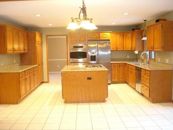 Eat-in kitchen