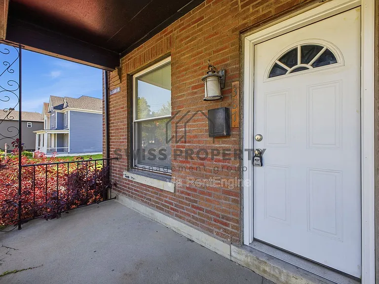 391 Saint Clair Ave — Photo 3