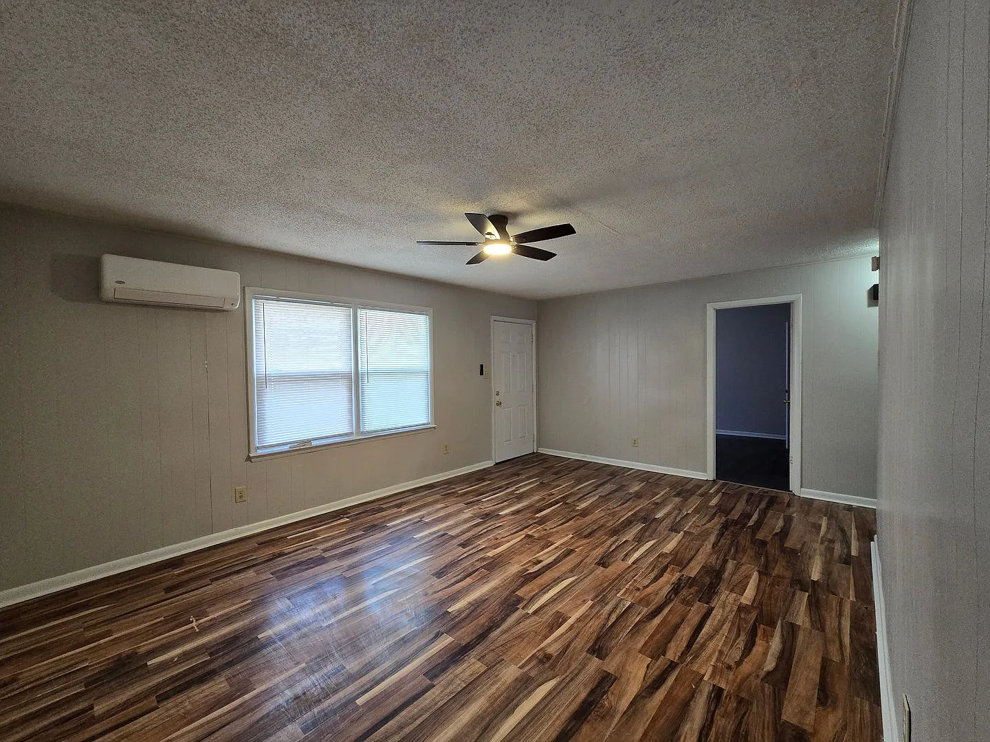 2305-B Emily ~ Broad Acres ~ 2 Weeks Free! — Photo 4