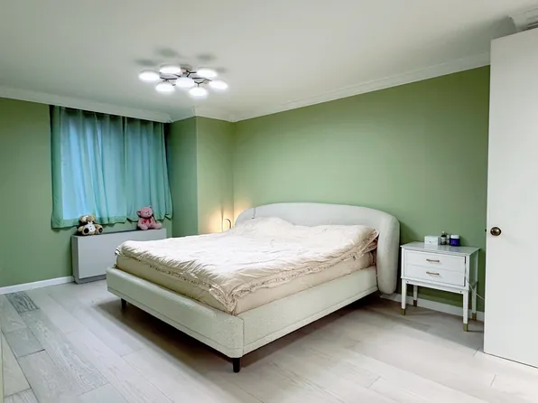 255 East 49th Street image 7 of 12