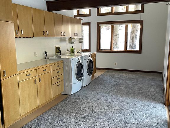 Laundry and playroom - deck access