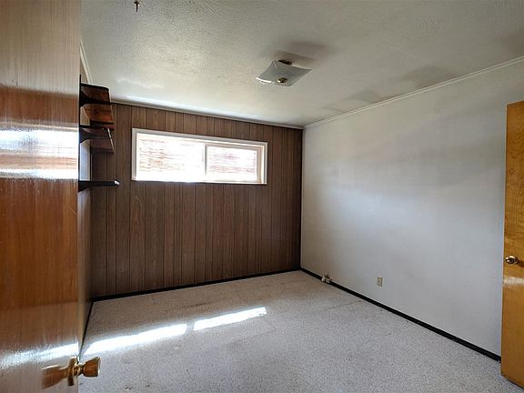 4th image of 748 Pioneer St