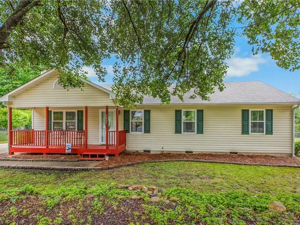 3805 Spring Branch Dr, Winston Salem, NC 27107