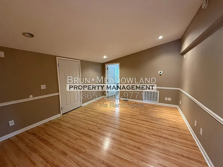 2250 Woodby Ln — Photo 10