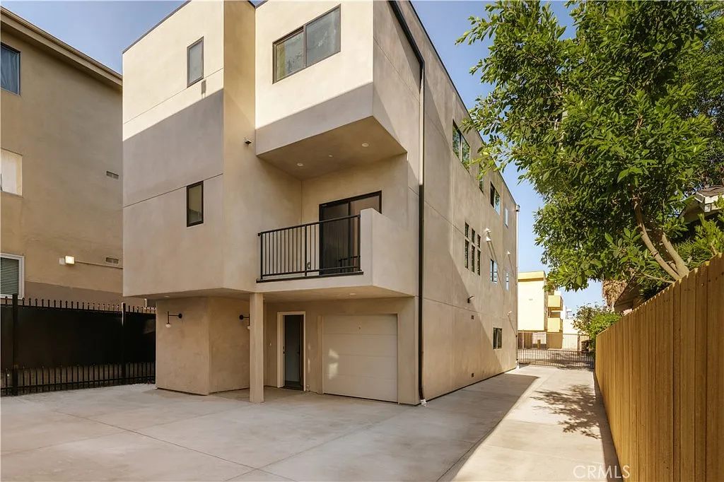 4 bed, 4.5 bath, 1571 sqft, $5,500 — Photo 4