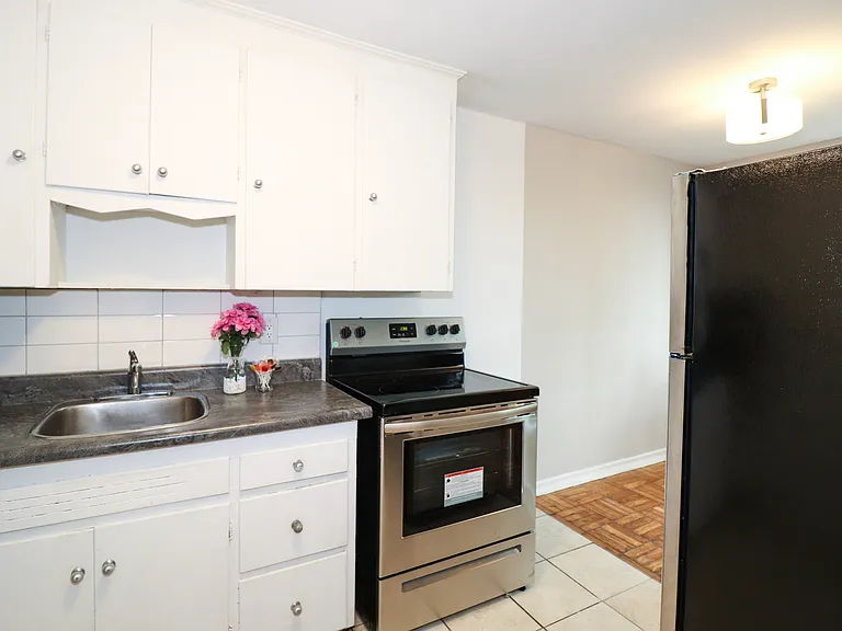 2507 Eglinton Ave W — Photo 16