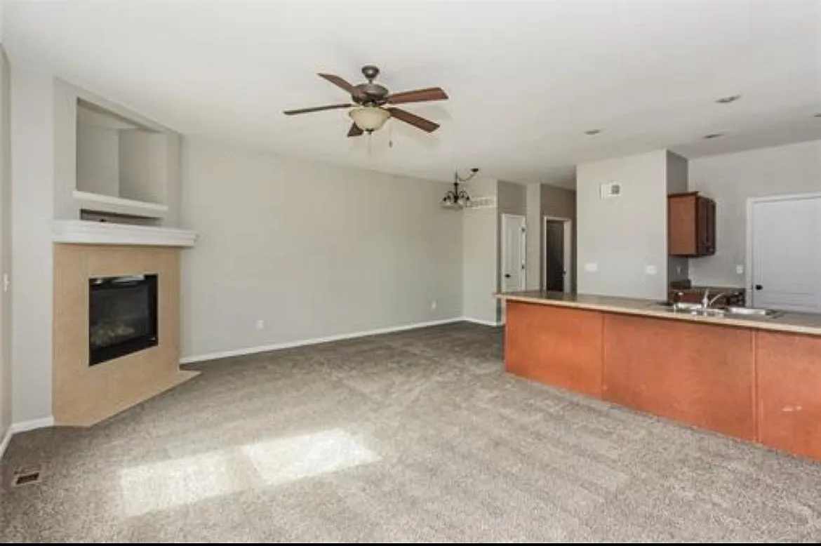 3 bed, 2275 sqft, $2,100 — Photo 4