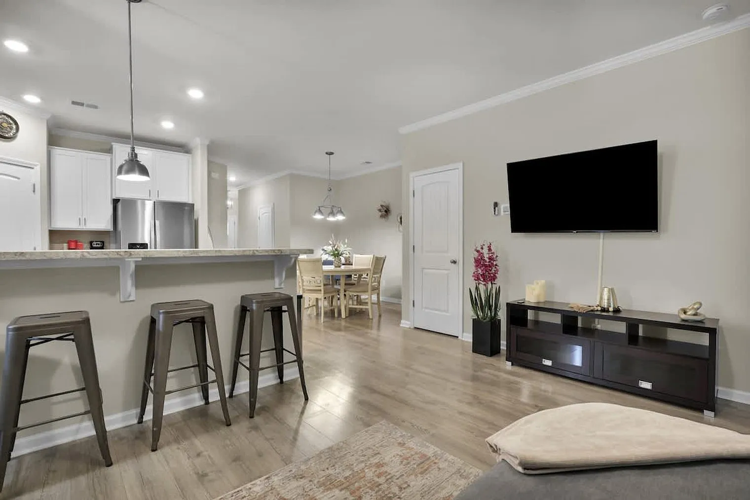 3 bed, 2.0 bath, 1636 sqft, $3,510 — Photo 1