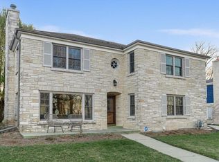 5011 N Palisades Rd, Whitefish Bay, WI 53217