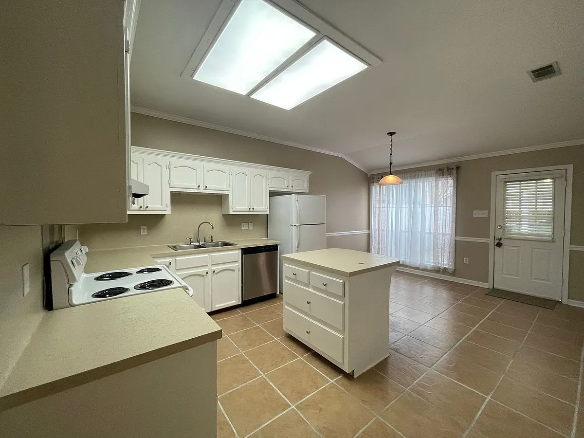 Building Photo - 9113 Alder Dr