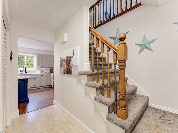 3rd image of 123 Candlewood Cres