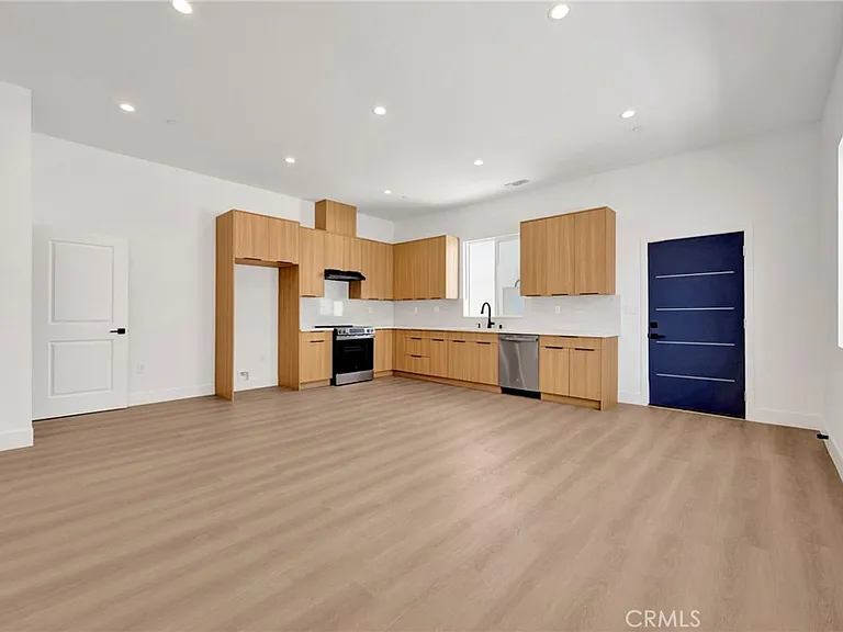 6736 Gentry Ave — Photo 3