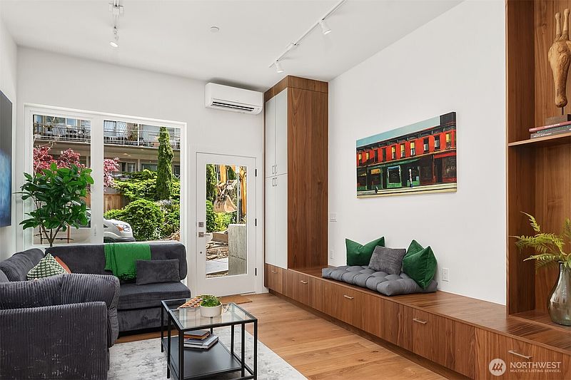 3rd image of 633 13th Avenue E