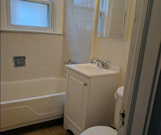 5th image of 2208 Wyandotte Ave #Up