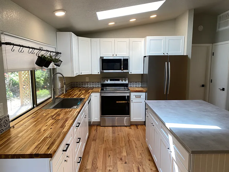 1617 Valley West Ave — Photo 7