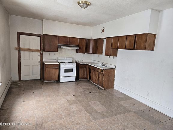 4th image of 3242 Cambridge St