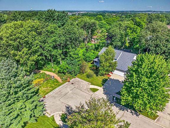 4th image of 827 Ridge View Ln