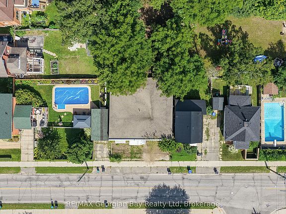 2nd image of 382 Yonge St