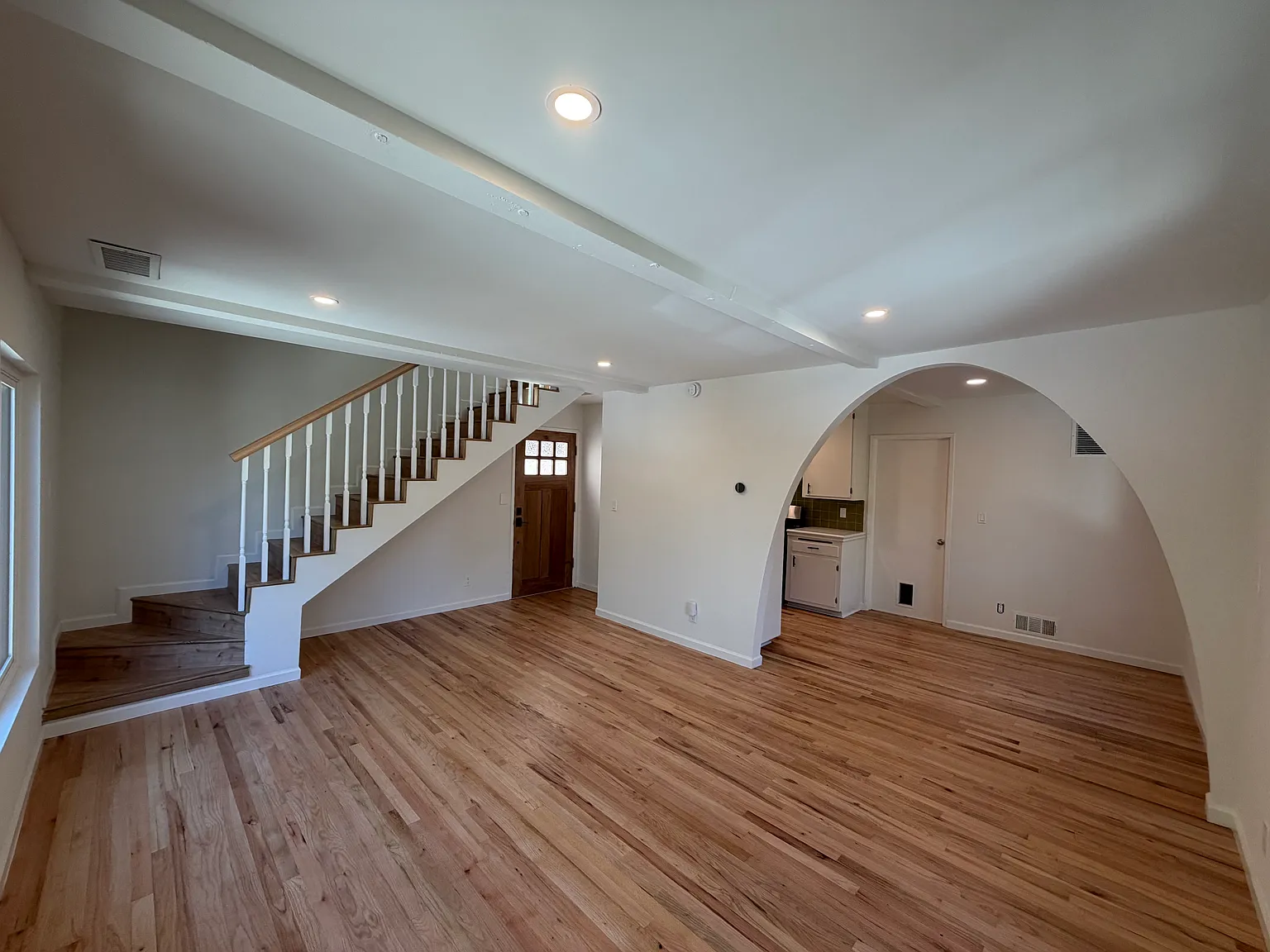 2 bed, 969 sqft, $5,950 — Photo 3