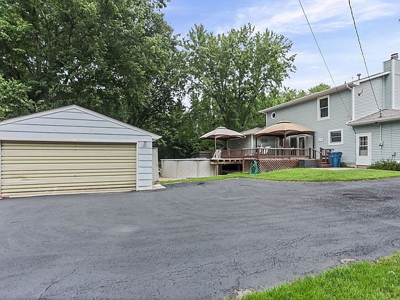 5th image of 27 Bel Air Dr