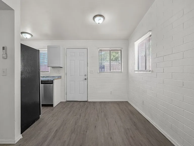 1415 E Adelaide Dr — Photo 4