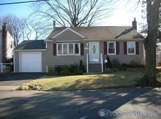 576 Heathcote Rd, Lindenhurst, NY 11757