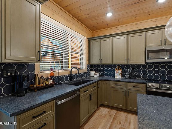 4th image of 2106 Valley Creek Way
