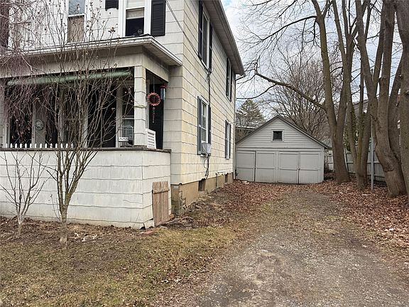 3rd image of 33 Mill St