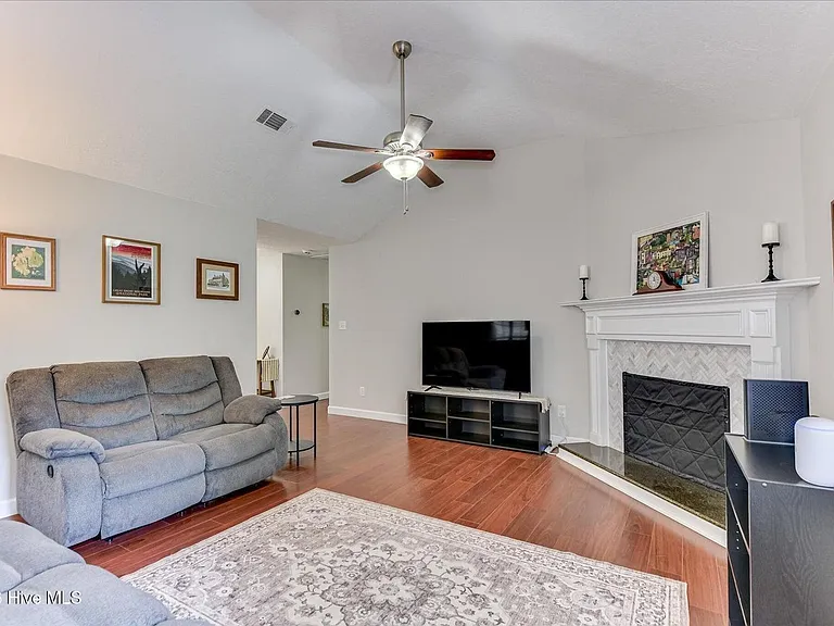 135 Summerfield Cir — Photo 5