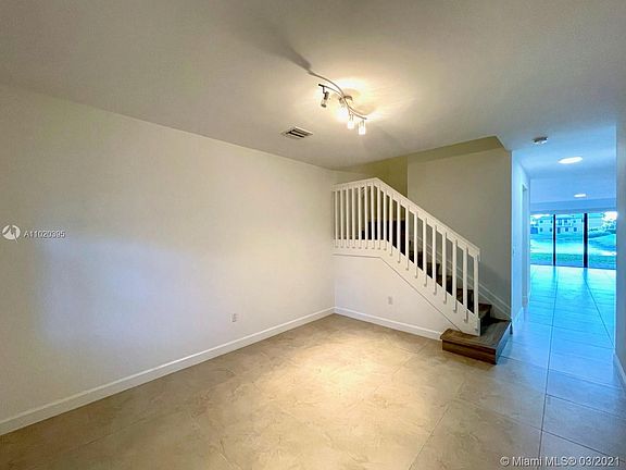 4th image of 10452 NW 61st St