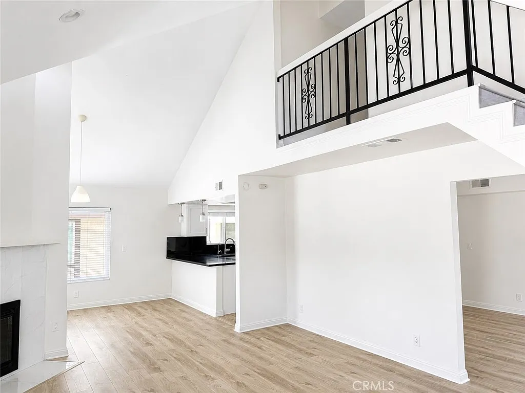 3 bed, 2.5 bath, 1709 sqft, $4,200 — Photo 2