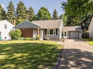 17 Meadowwood Rd, Rochester, NY 14616