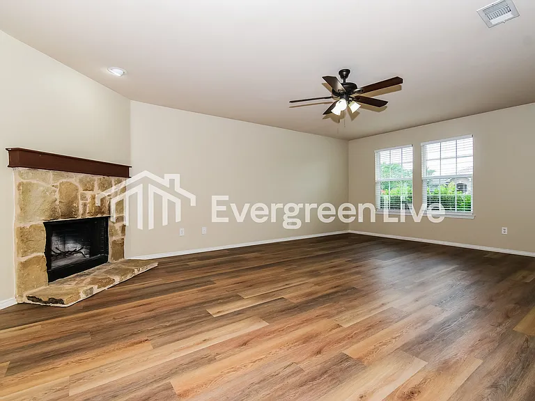 528 Silver Leaf Dr — Photo 2