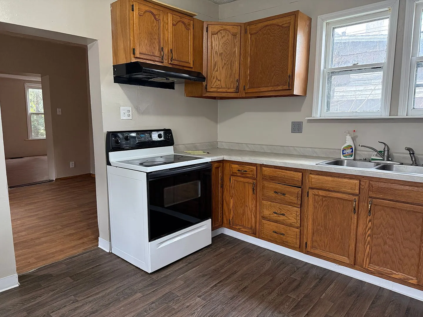 2 Bedroom with a Bonus Room Close to Union Hospital — Photo 3