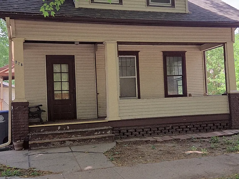 Benton St — Photo 1