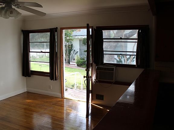 4th image of 11617 Moorpark St