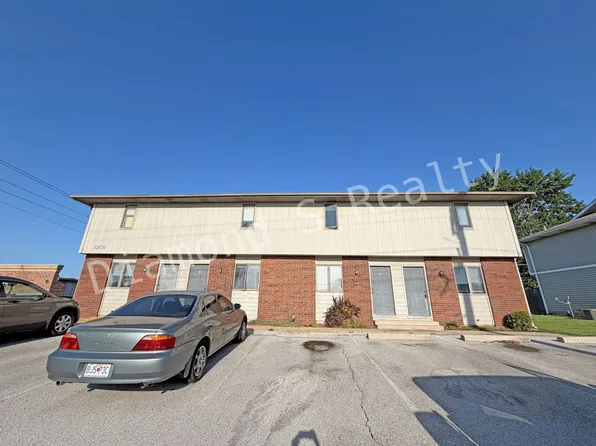 1201 N Main St, Nixa, MO 65714