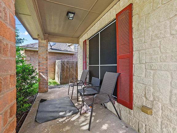 5th image of 704 Acacia Dr