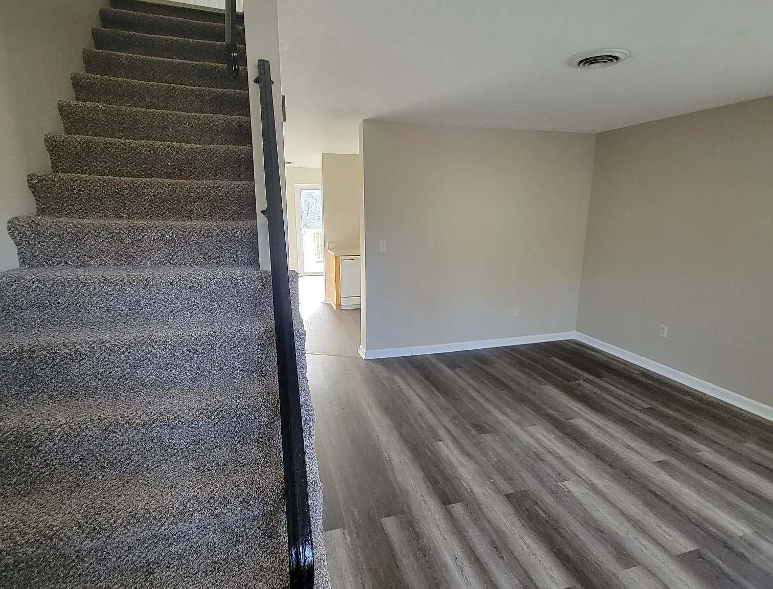 3 bed, 2.5 bath, 1700 sqft, $1,500 — Photo 2