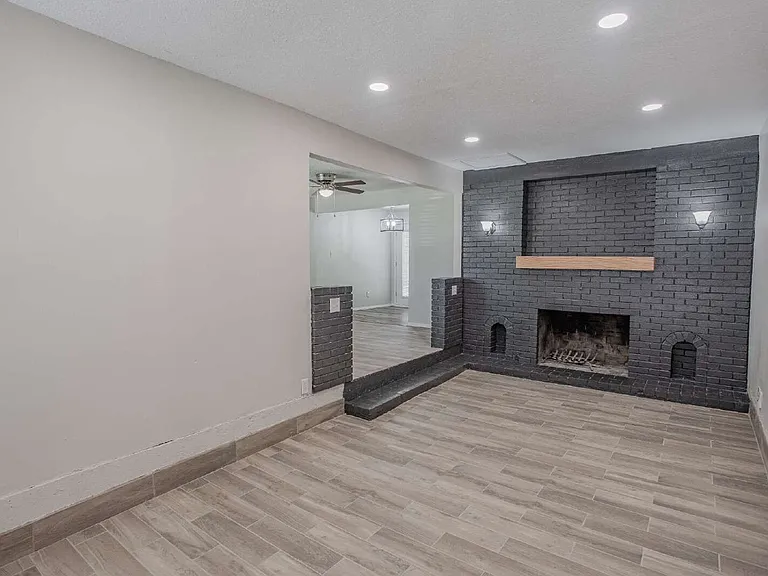 725 Butler St — Photo 2