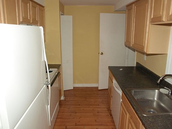 2nd image of 424 West Ct #6B