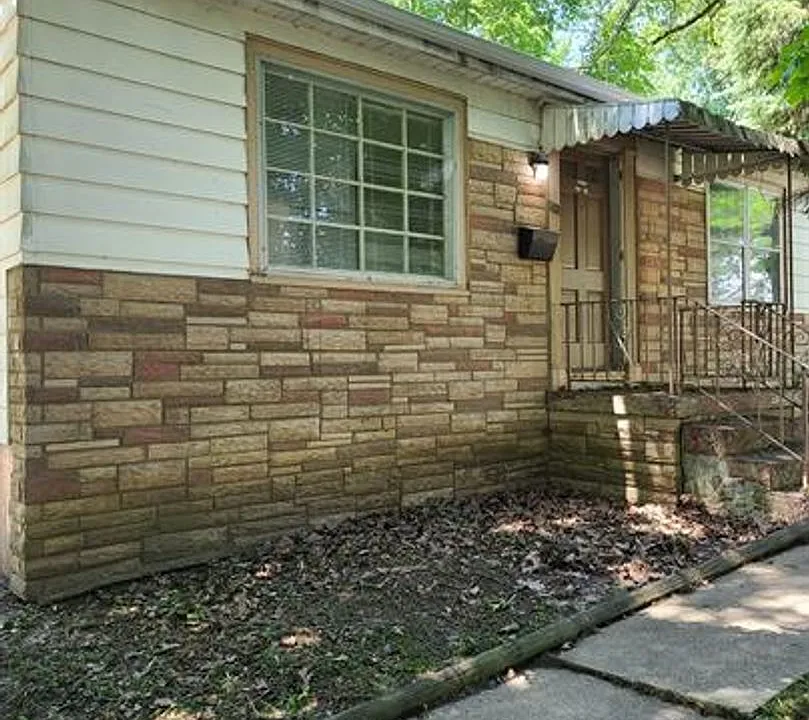 1411 Greenbriar Dr