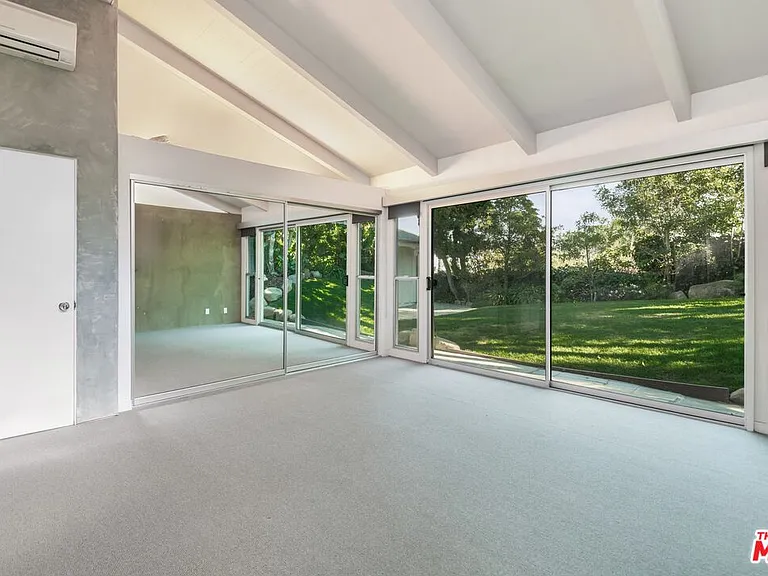 1127 Angelo Dr — Photo 15