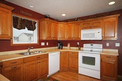 4th image of 718 36th Ave W