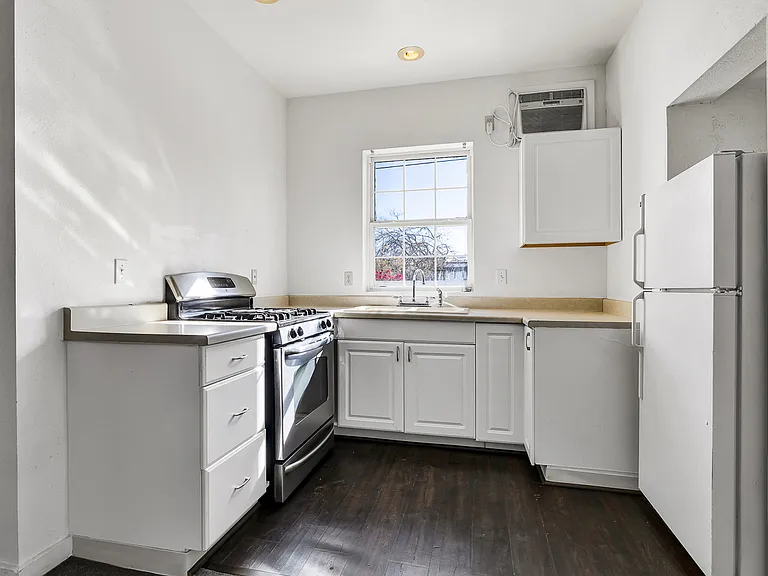 638 E 1st St #6 — Photo 7