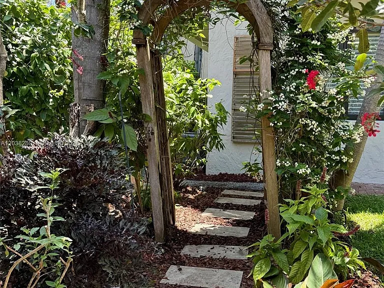 455 Amalfi Ave — Photo 29