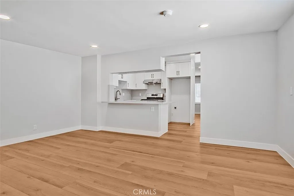 4 bed, 1401 sqft, $5,200 — Photo 3