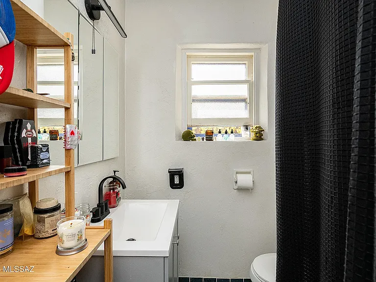 Main bathroom with tub and shower combo
